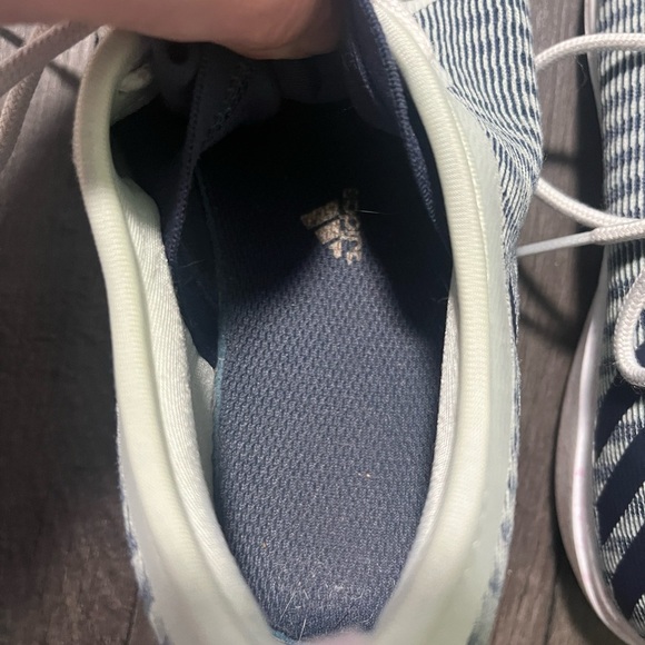 Size 8.5 Adidas sneakers - Picture 9 of 10